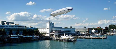 Hafen mit Zeppelin in Friedrichshafen