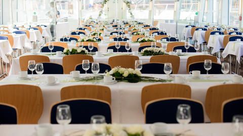 Tisch dekoriert mit weißen Rosen auf einem Schiff der Bodensee Schifffahrt. 