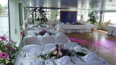 Festlich eingedeckte Tische für eine Hochzeit auf der "MS Stadt Radolfzell" 
