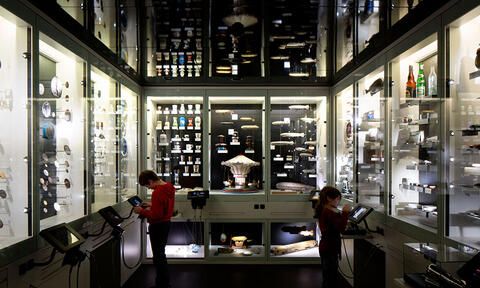 Blick in die "Wunderkammer" im Zeppelin Museum, mit vielen kleinen Ausstellungsstücken