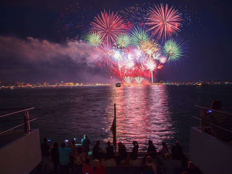 Buntes Feuerwerk über dem Wasser beim Seehasenfest vom Zuschauerschiff bestaunen.