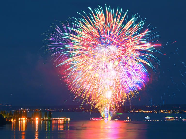 Feuerwerk über Wasser in Uhldingen vom Schiff aus genießen. 