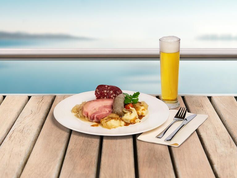 Schlachtplatte mit einem Glas Bier bei einer kulinarischen Tour auf dem Bodensee genießen.