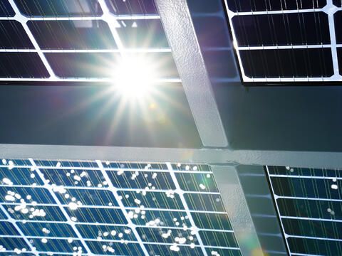 Nahaufnahme der Solarzellen an Bord