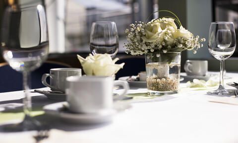 Tisch dekoriert mit weißen Rosen.