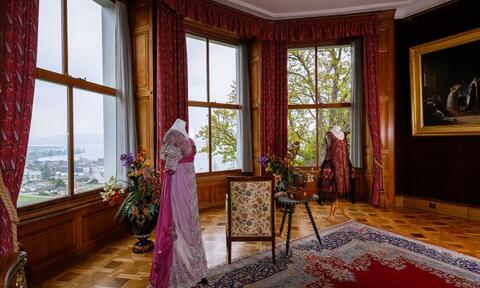 Blick auf einige Ausstellungsstücke, insbesondere historische Kleider in einem Raum auf Schloss Arenenberg
