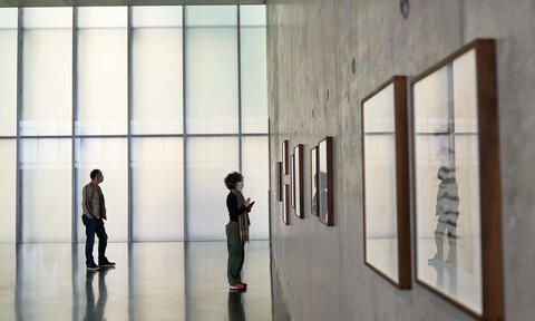 Frau und Mann schauen sich Bilder im Kunsthaus Bregenz an